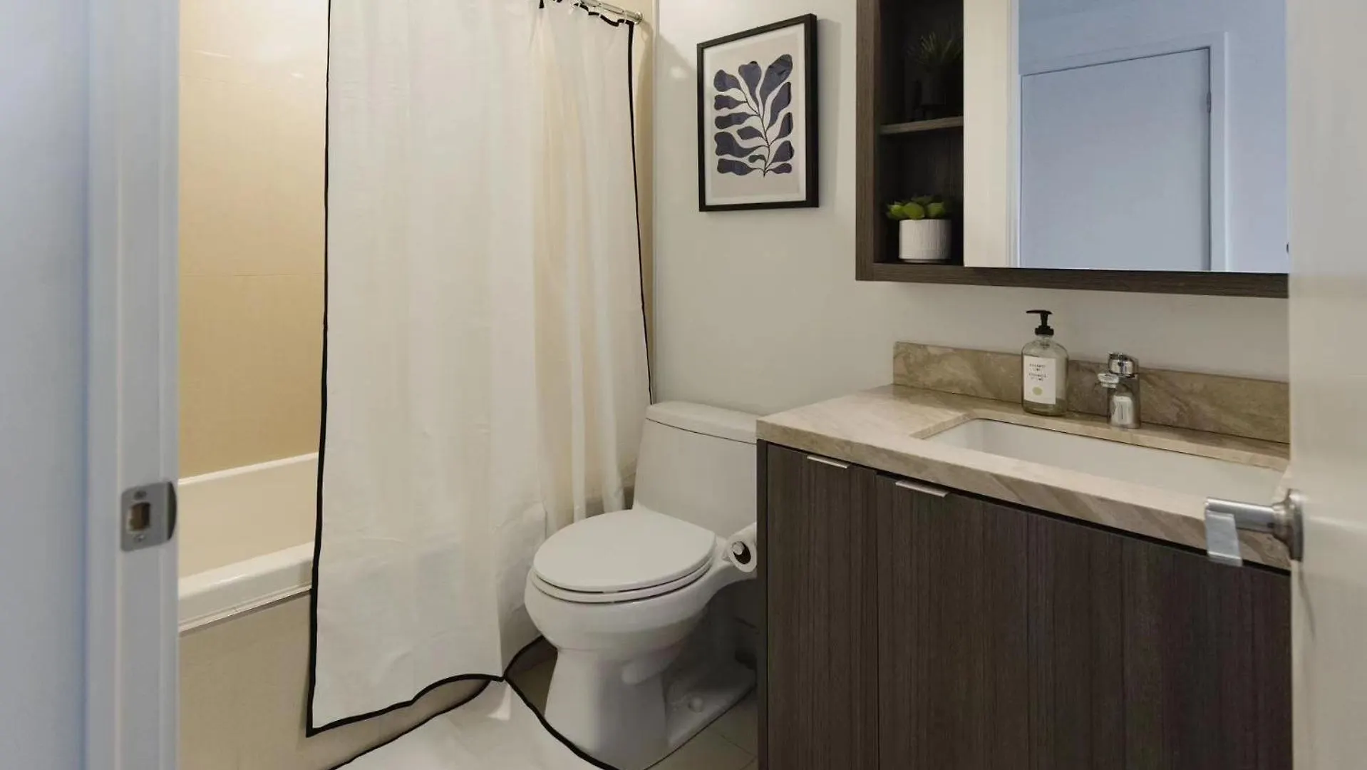 Lovely Suite In Heart Of Downtown Toronto B3 0*,